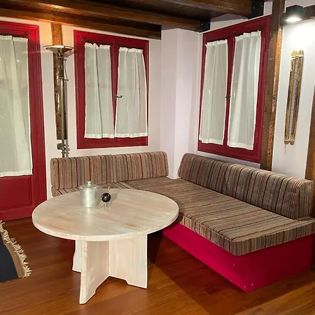 Center - Traditional * Arachova